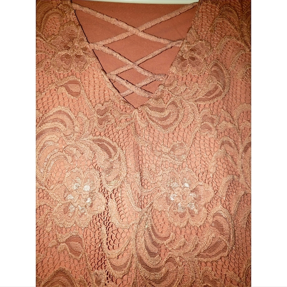 Dusty Pink Dress w/ Lace Detailing Size: L - Picture 2 of 3